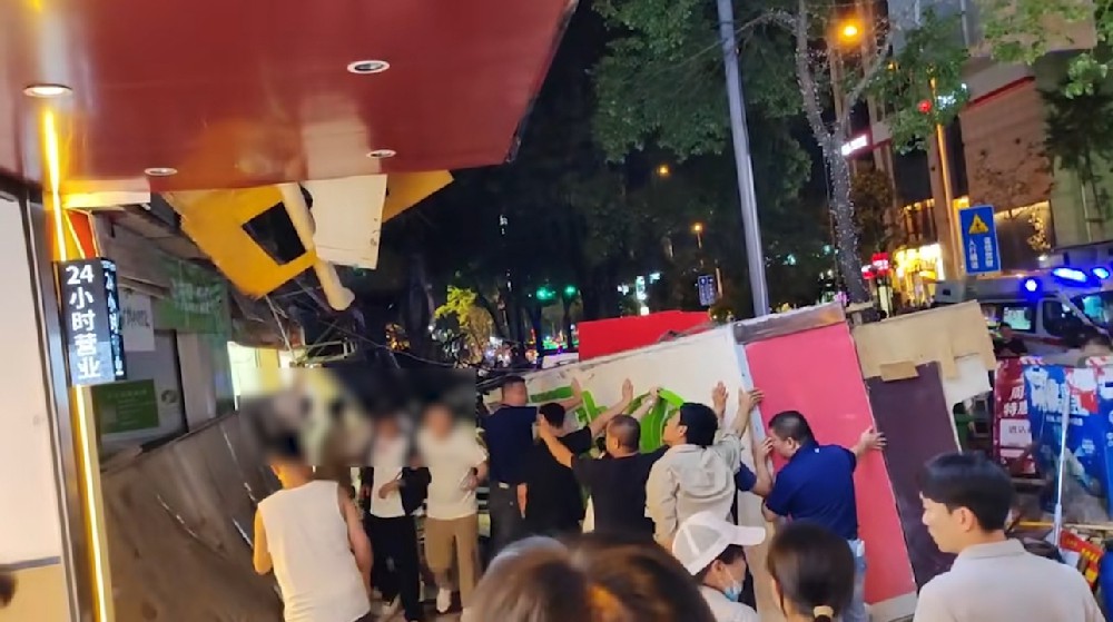 廣告牌掉落砸到人誰的責(zé)任